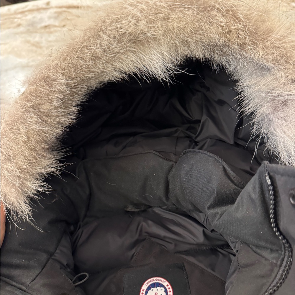 Canada Goose 100% Authentic - Picture 3 of 9